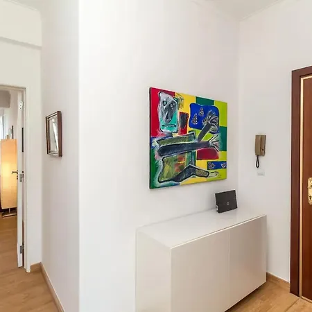 Spacious In With Parking Included 公寓