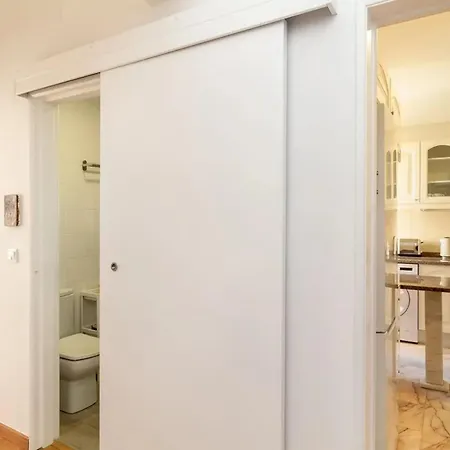 公寓 Spacious In With Parking Included